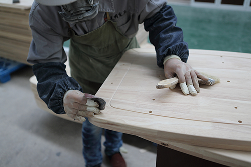 光明家具生產工藝——手工打磨 光明家具生產工藝——手工打磨